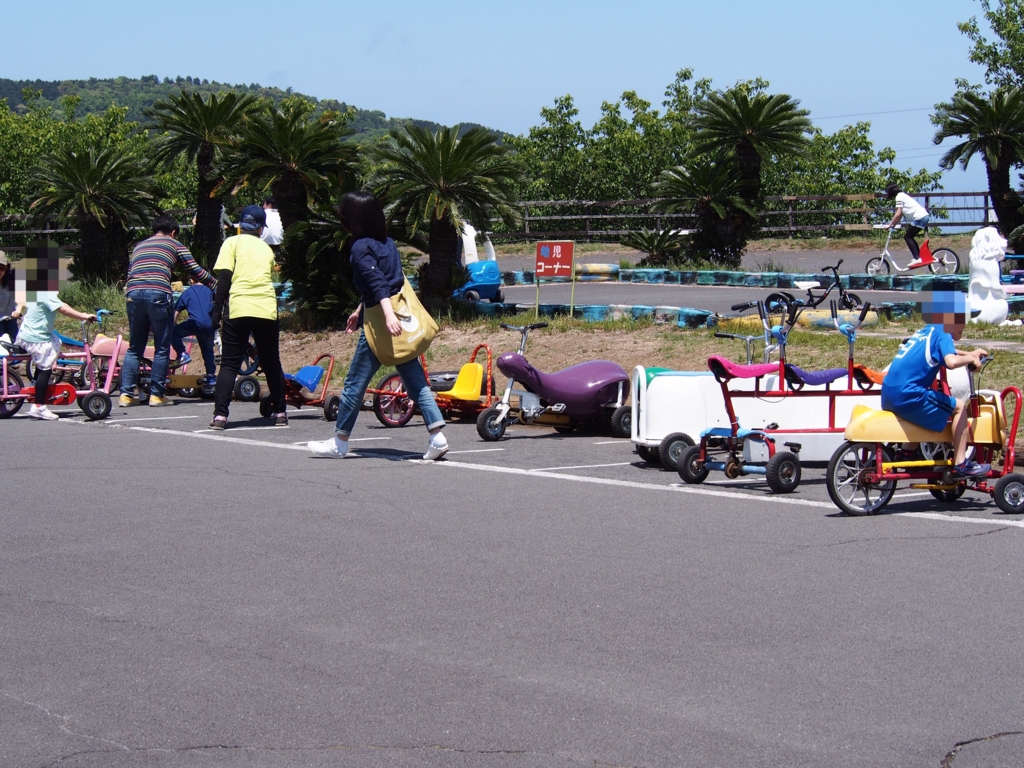 自転車に乗ってる子供 高さ 立っている大人